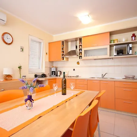 Lovorka Apartment *
